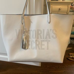 Victoria’s Secret large white tote with tassel 💙